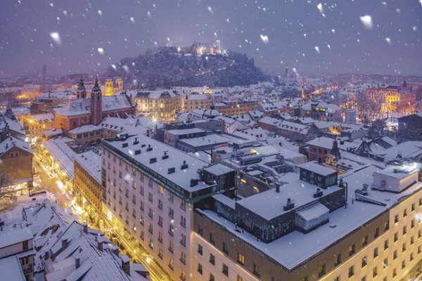 Die wunderschön geschmückte Innenstadt von Ljubljana mit Blick auf das Schloss, einem wichtigen Wahrzeichen der Hauptstadt Sloweniens.
