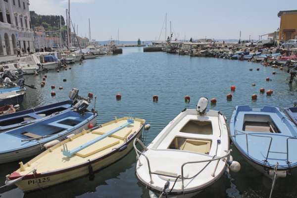 Der wunderschön gelegene kleine Fischerhafen mitten im Zentrum von Piran.