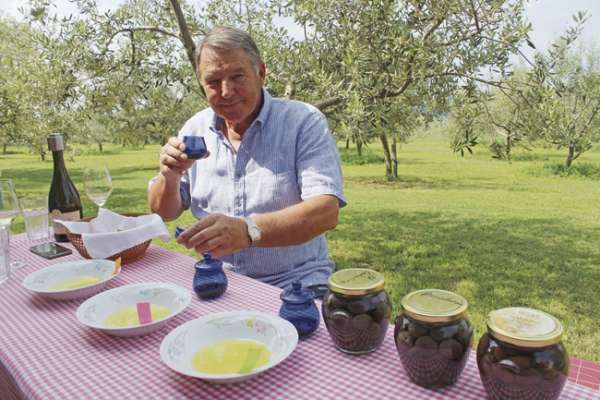 „Olivenbauer“ Ivan Silic auf seiner Bank in seinem Olivenhain direkt über den Salinen. Bei der Öl-Verkostung punktete Ivans Öl besonders.