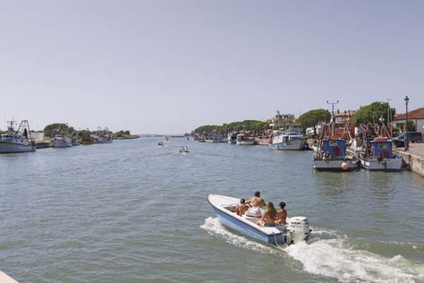 Mit kleinen Motorbooten fahren Touristen und Einheimische vom Canale del Molino und Canale del Porto in die Lagune von Marano.