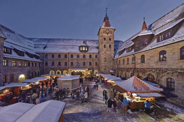 Der romantische Weihnachtsmarkt im historischen Innenhof des Wichernhauses in der Stadt Altdorf bei Nürnberg. 