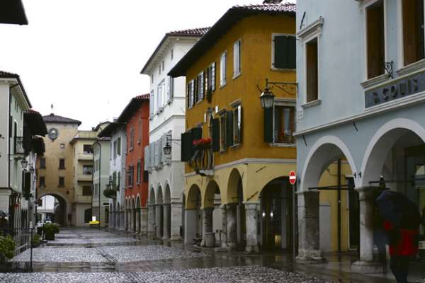 Fußgängerzone im Zentrum von Spilimbergo. Die Häuserfassaden verbinden das Alpine mit dem Italienischem samt venezianischer Erdfarben.