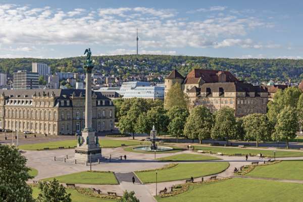Besonders im Sommer treffen sich am schönen Schlossplatz Stuttgarter und Besucher aus aller Welt und genießen das besondere Flair.