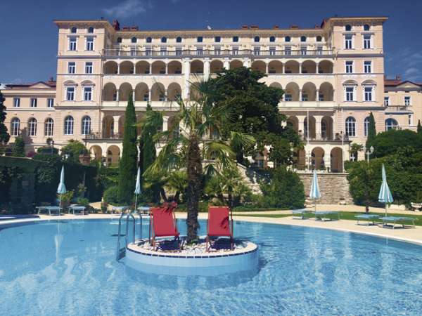 Das ehrwürdige Hotel Kvarner Palace**** überstrahlt mit nostalgischem Charme die Kvarner Bucht in Crikvenica. 