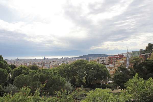 Blick vom Hang des Park Güell auf die Stadt und Bucht von Barcelona. Der Park Güell ist einer der meist besuchtesten Plätze in Barcelona.