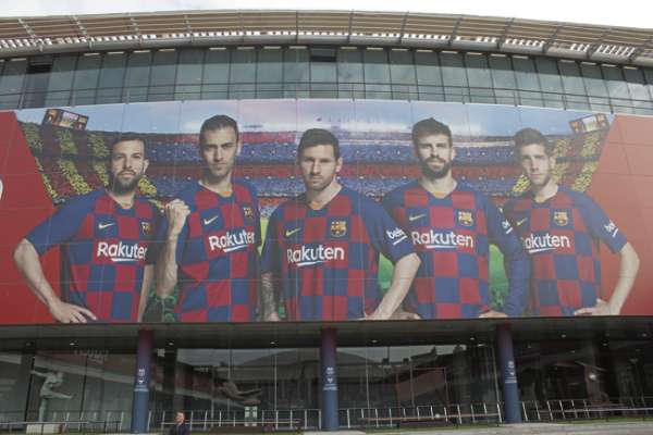 Die gesamte Außenfront des riesigen Fußballstadions Camp Nou ist mit den Spitzenspielern des FC Barcelona optisch bestückt. 