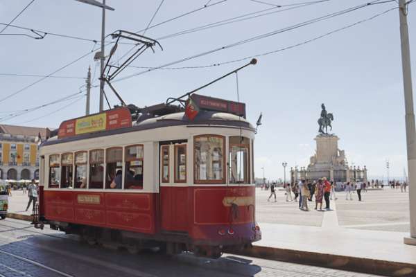 Eine der historischen Trams am schönsten Platz Lissabons, dem Praca do Comercio am Rio Tejo. 
