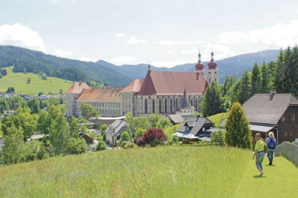 Blick zum wunderbaren Stift St. Lambrecht auf dem Rundweg durch Wiesen und Waldungen voller Romantik. 