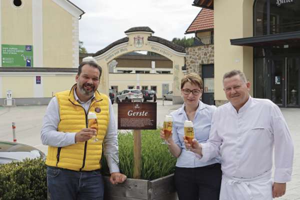 Hirter-Brauerei-Besitzer Niki Riegler mit seinen Braukeller-Geschäftsführern Cornelia&amp;John. Der Braukeller ist ein „Highlight“ in Mittelkärnten.