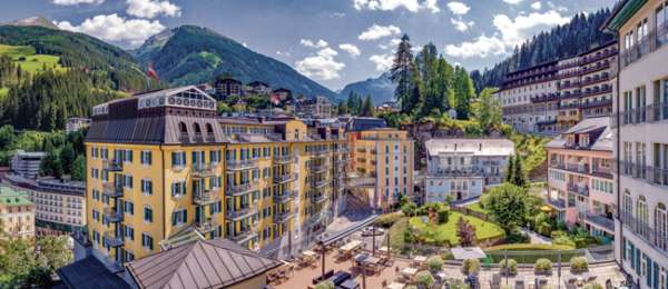 Wohl mit der allerschönsten Aussicht über Bad Gastein zeigt sich das kultige MONDI Hotel Bellevue. 