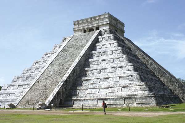 Die große Kukulkan-Pyramide inmitten der Tempelstadt Chichen Itza. Früher ein religiöses Zentrum der Mayas. Heute ein touristisches Ziel.